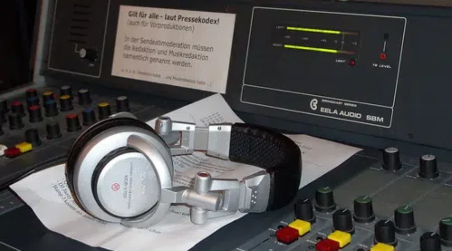 Hundreds Of Radio, TV Stations Face Closure: Report