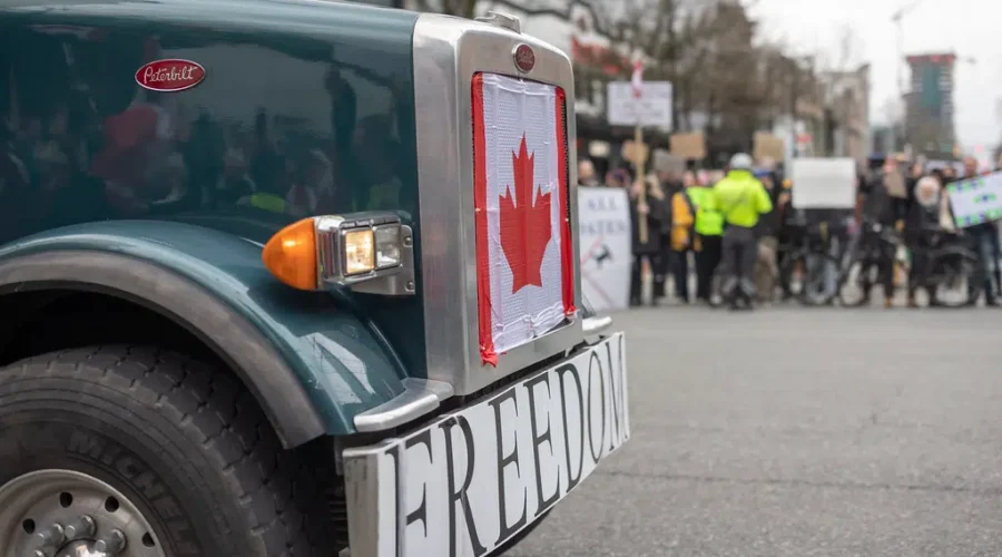 Police arrest protestors in Ottawa to clear convoy blockade