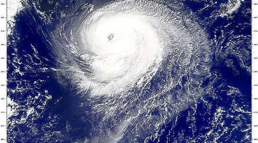 Hurricane Lee remains very powerful as it continues track north