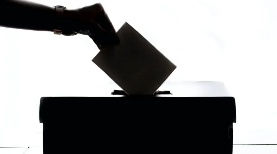 Liberals lead latest federal election poll on Canadians’ voting intentions