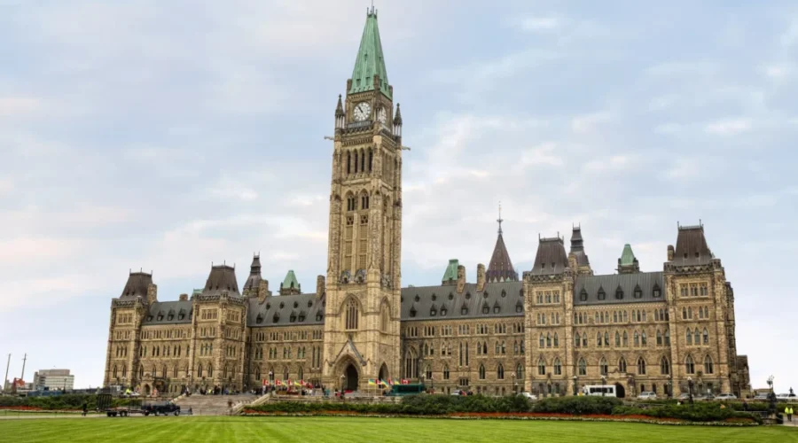 Liberals avoid first vote of confidence