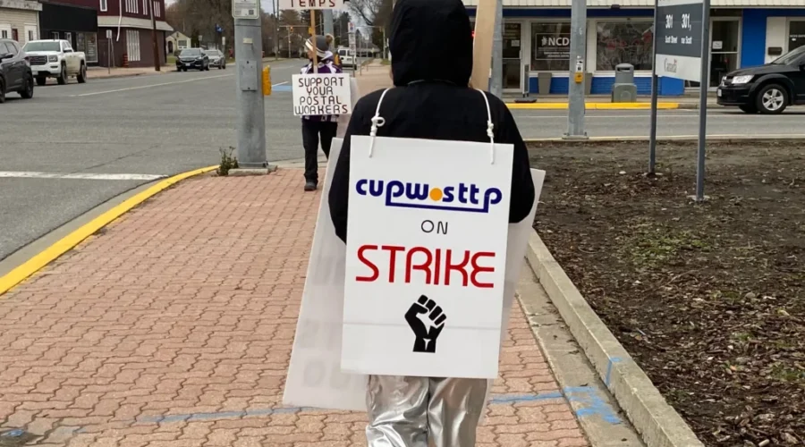 Postal workers’ contract talks still on hold