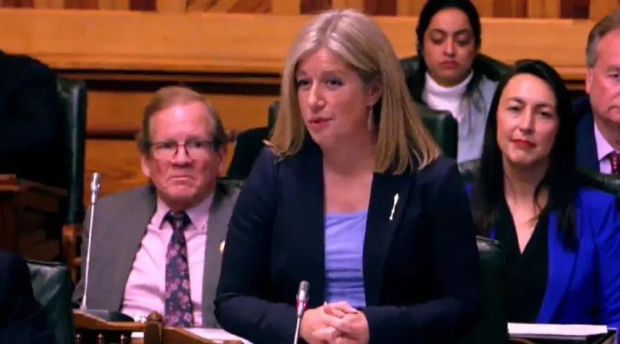 Holt government prepares to table second budget